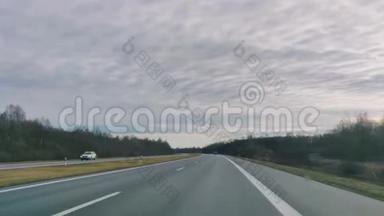 在冬季阴天期间在立陶宛A2公路上驾驶。